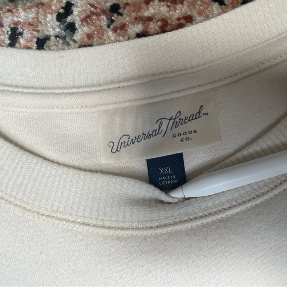 Universal Thread - Cream Crewneck - Picture 2 of 6